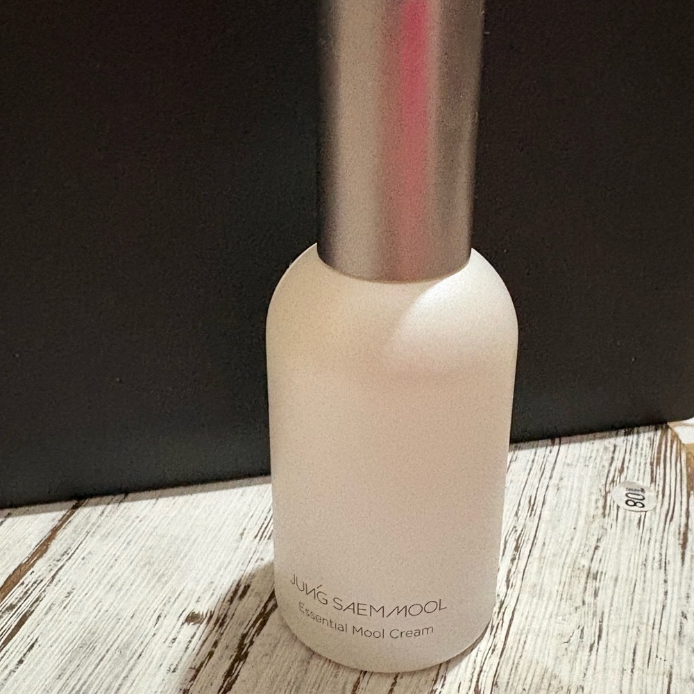 Essential Mool Cream - White